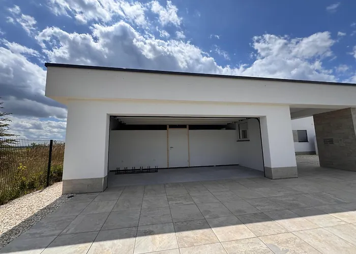 luxuriöse Villa Möwengeflüster - 220qm große Ferienwohnung für bis zu 8 Gästen mit Sauna direkt am Goitzschesee